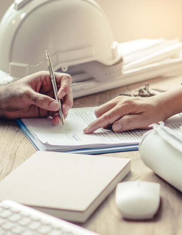 casque-artisan-signature-mains-stylo-document-contrat-assurance-travaux-1