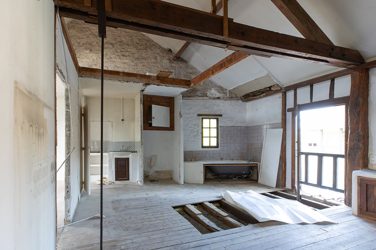 logement-energivore-maison-travaux-poutres-apparentes-passoire-thermique-courteuil