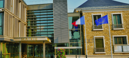 mairie-drapeaux-fonds-vert