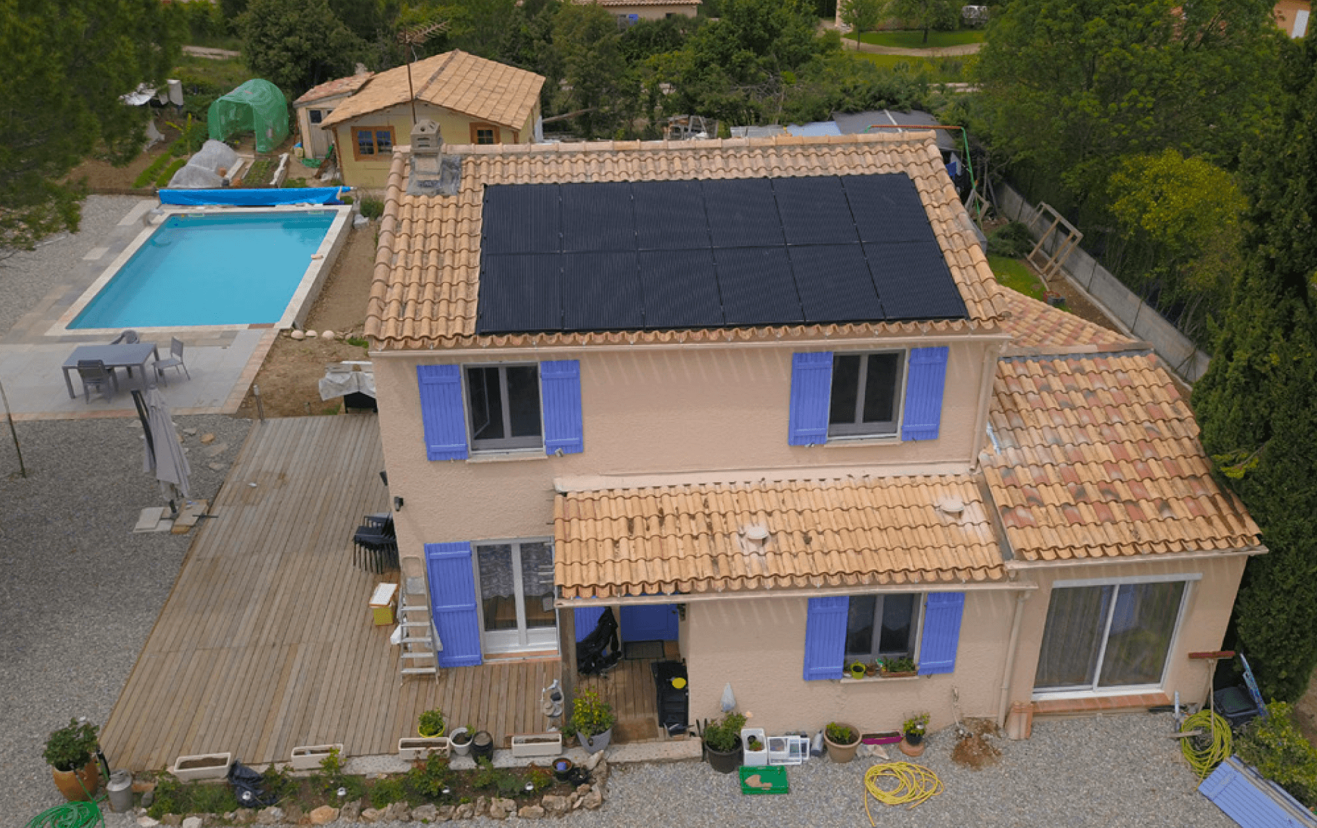 Hellio installe ses premiers panneaux solaires chez un particulier !
