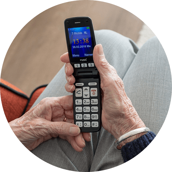 personne âgée téléphone portable